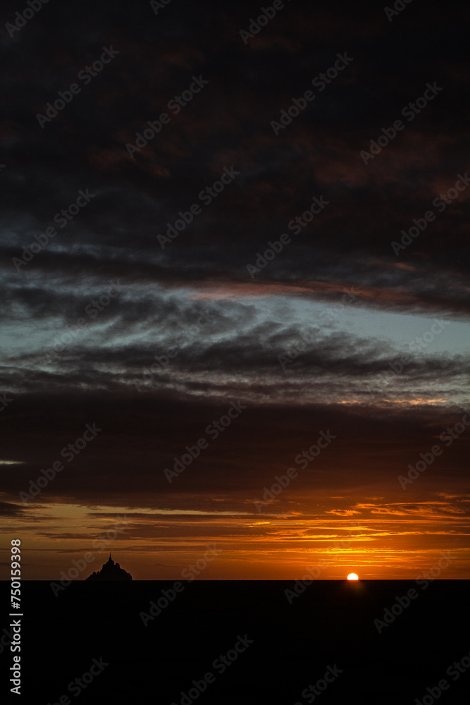 coucher de soleil avec nuages sombres au Mont Saint Michel