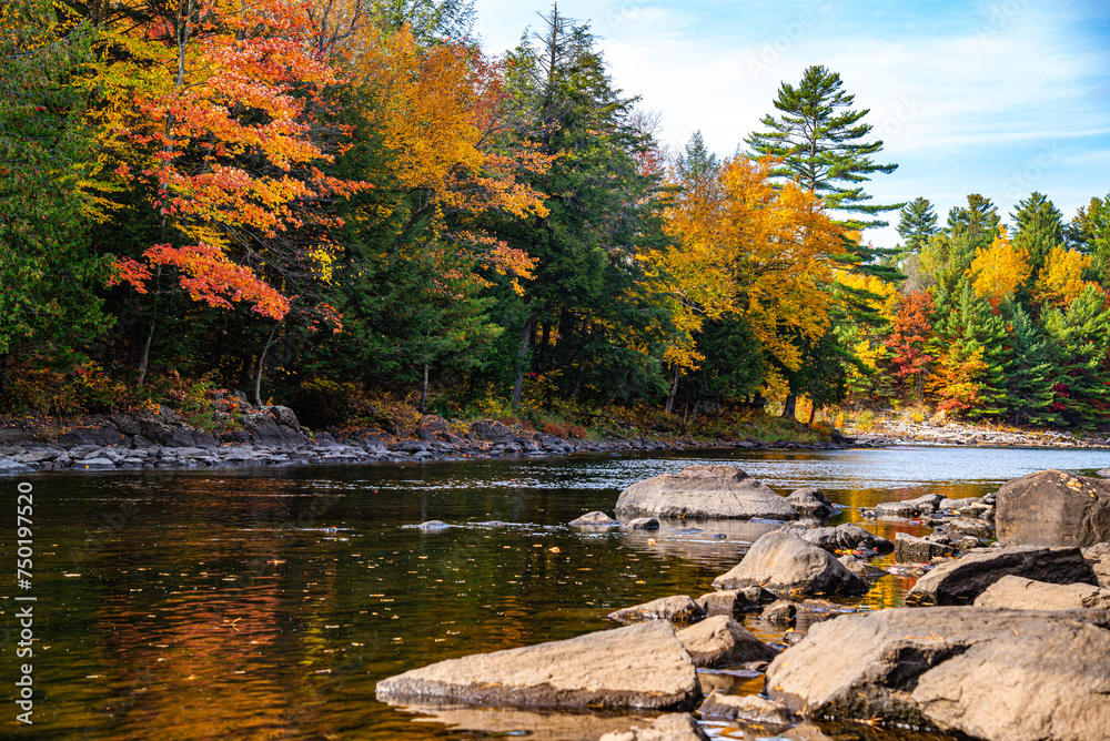 Naklejka premium Dorwin Chute, Canada: Oct. 25 2021: Colorful autumn scenery view of Dorwin Chute in Quebec