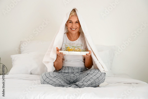Mature woman with towel doi...