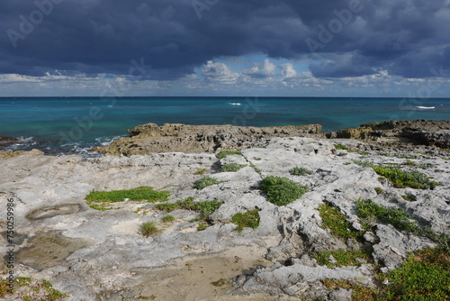 Dunkle Wolken an der Felsenküste in Cancún Mexiko
