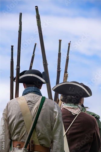 Fotografi Soldiers of the American Revolution in formation stand by for battle