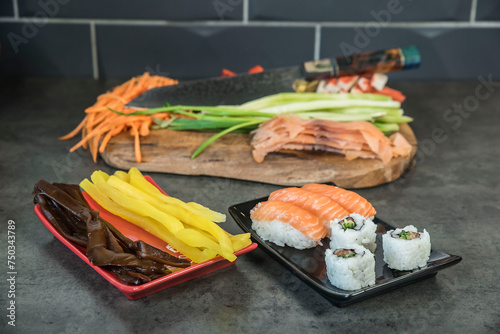 przygotowane składniki do zwijania rolek sushi