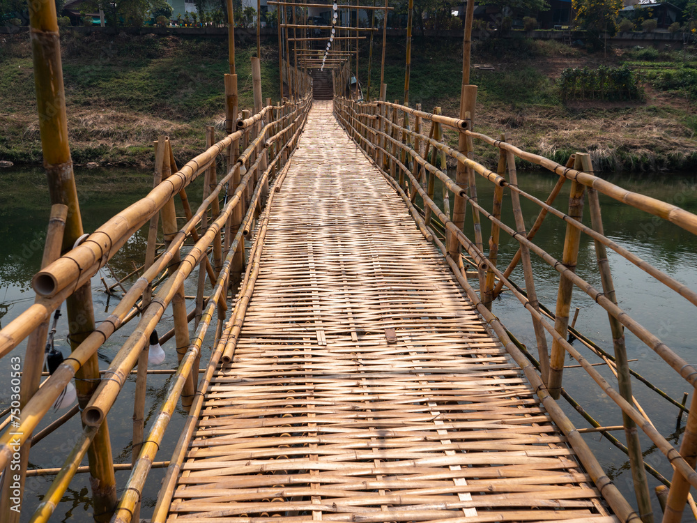 Obraz premium Bamboo Bridge over The River
