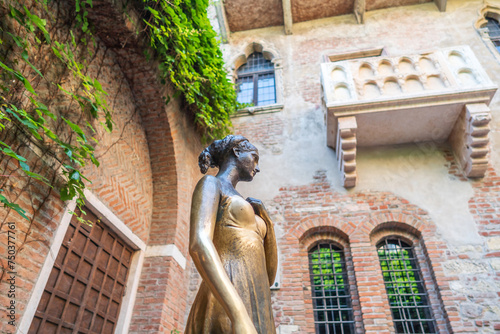 Foto Bronze statue of Juliet and balcony by Juliet house, Verona in Italy
