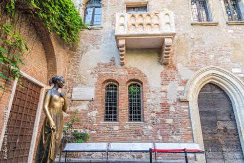 Bronze statue of Juliet and balcony by Juliet house, Verona in Italy © f11photo