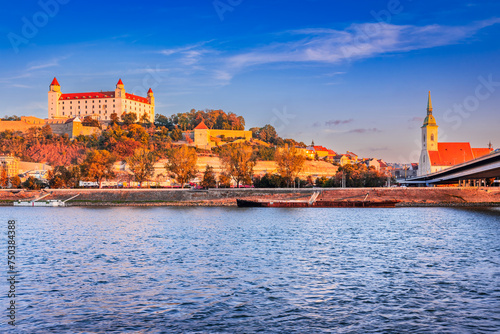 Obraz na płótnie Bratislava, Slovakia. Bratislava Castle and old town over Danube River, sunrise light. w salonie