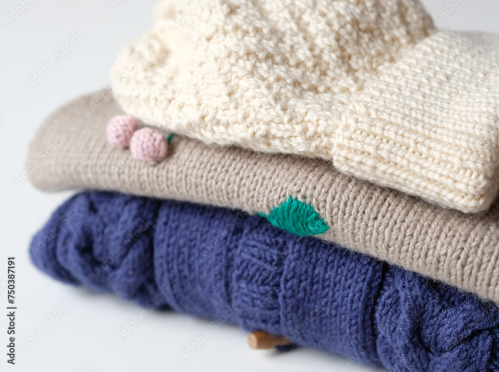 Winter wardrobe for a child: warm knitted clothing Winter wardrobe for a child: warm knitted clothing