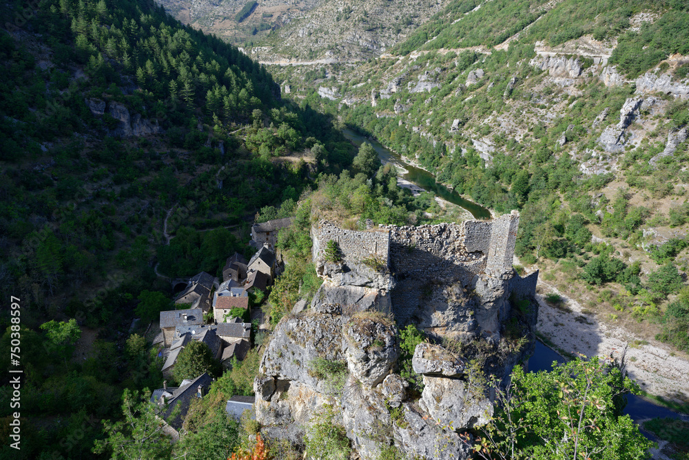 Le village troglodytique de Castelbouc et son château ruiné - Sainte-Enimie - Gorges du Tarn - Lozère