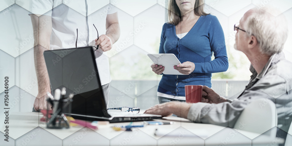 Obraz premium Coworkers having a business discussion, geometric pattern