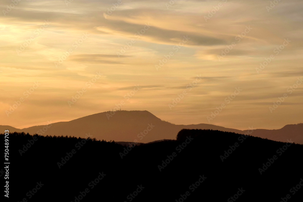 Blick auf den Schöckl (Grazer Hausberg) kurz nach dem Sonnenuntergang 