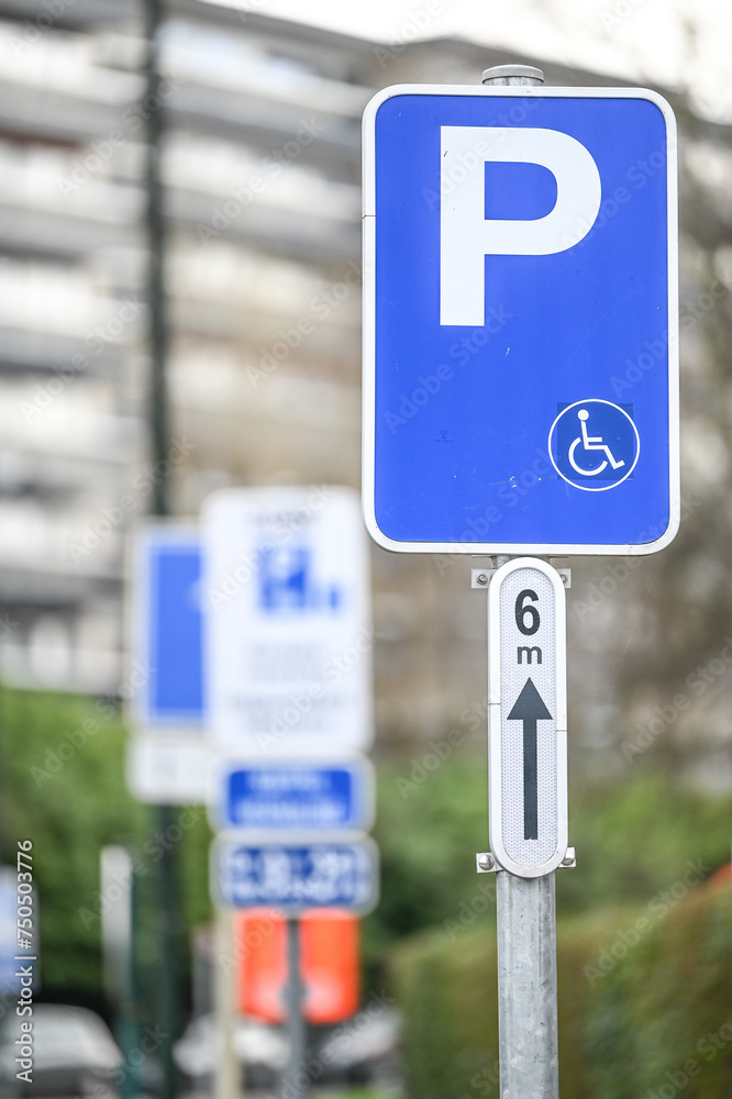 Parking mobilité vehicule voiture environnement reservé handicapé