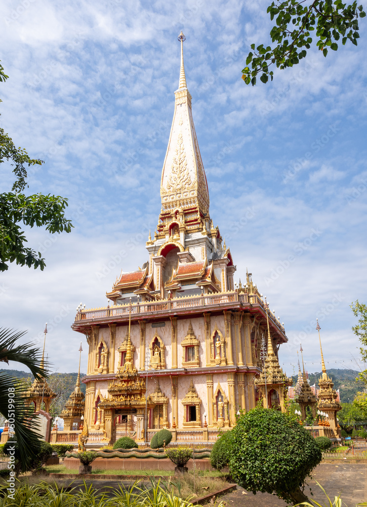 Obraz premium Pagoda of Wat Chalong, the biggest buddhist temple in Phuket, Thailand