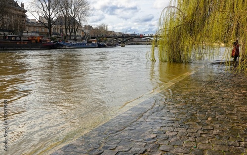 Quais de Seine inondés par une crue à Paris photo