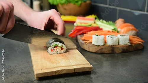krojenie przygotowanej rolki sushi photo