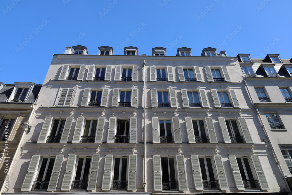 Fototapeta premium Haussmannian building facade from Paris , real estate