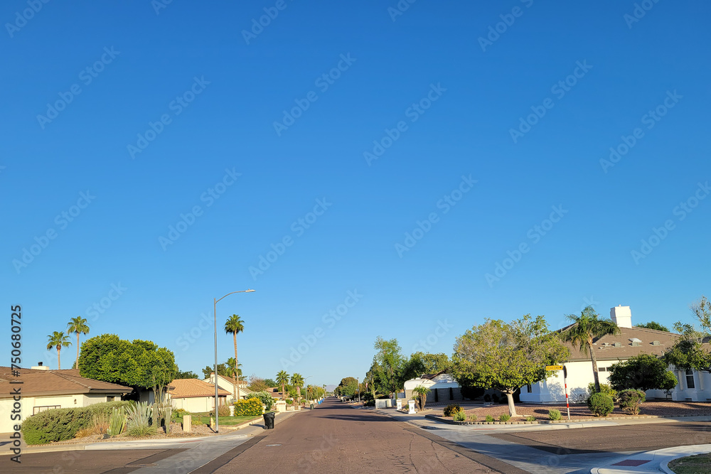 Φωτογραφία Typical North-West Phoenix residential neighborhood with neatly arranged black,