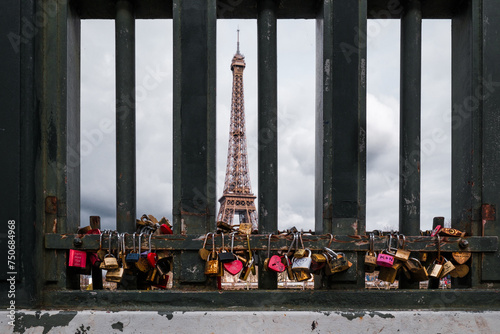 La Tour Eiffel et les cadenas à coeur de Paris