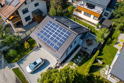 上空からの眺め 環境に優しい住宅の屋根にあるパネル内の太陽電池または太陽電池で発電する