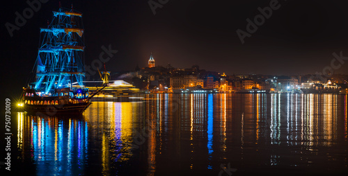Canvas Print Istanbul, Galata tower and bridge - Old ship with sails illuminated with blue li