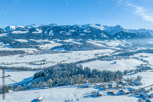 Das Illertal im Allgäu nahe Sonthofen an einem sonnigen, kalten Wintertag