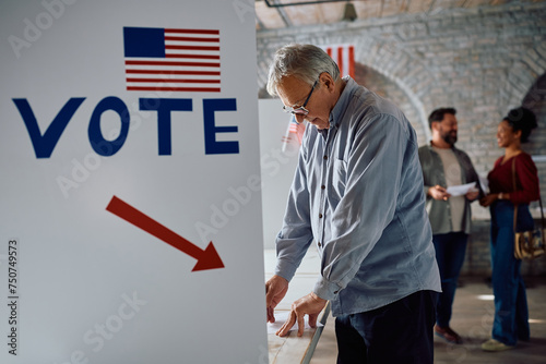 Cuadro en lienzo Senior man at voting booth during elections in United States of American
