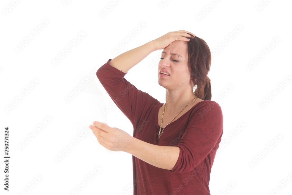 Frau mit Brief, verärgert, lachend, freudig, traurig Frau mit Brief, verärgert, lachend, freudig, traurig