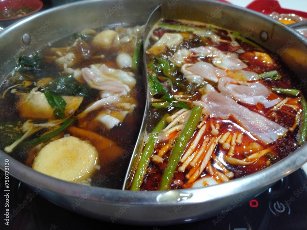Boiling hot pot of soup Gives off a delicious aroma Boiling hot pot of soup Gives off a delicious aroma