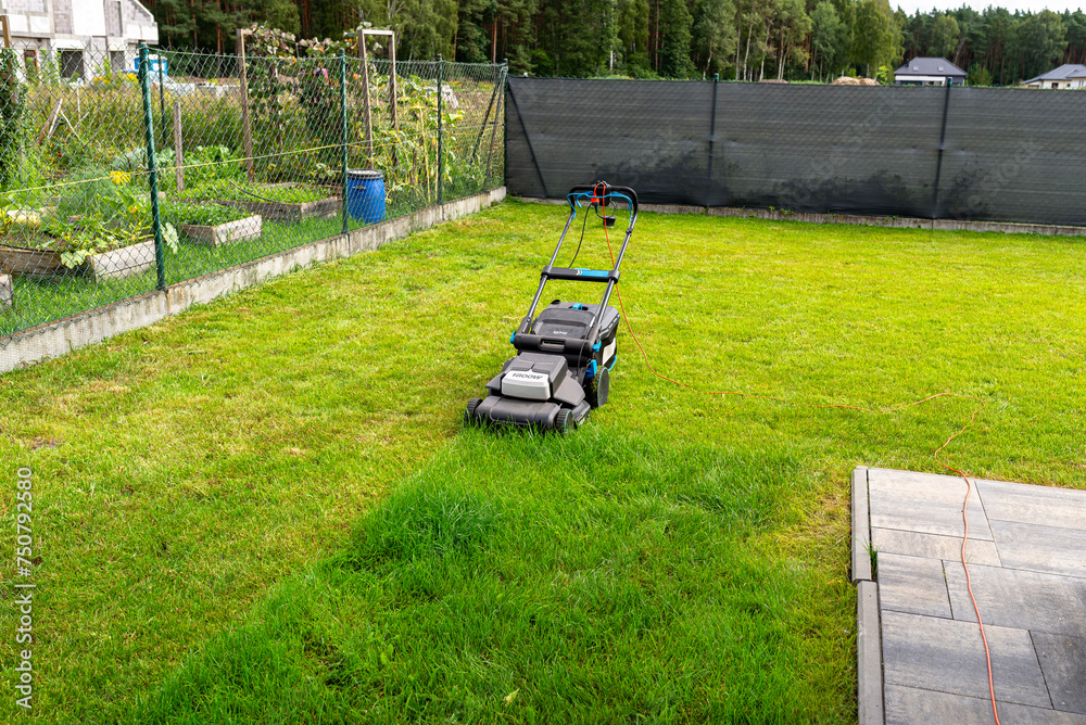 Mowing grass with an electric, powered mower, with a cutting width of ...