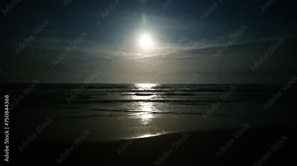 夜の浜辺より　月の出　海に輝く月の道　九十九里浜、白里海岸、千葉、日本