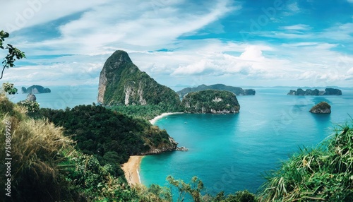  Paisaje pintoresco.Oceano y montañas.Viajes y aventuras alrededor del mundo.Islas de Tailand