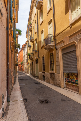 Fototapeta Naklejka Na Ścianę i Meble -  Old town street in Verona in Italy.