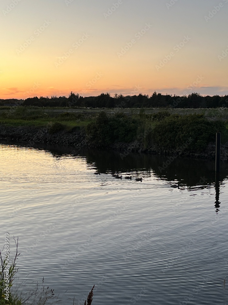 Obraz premium sunset on the river