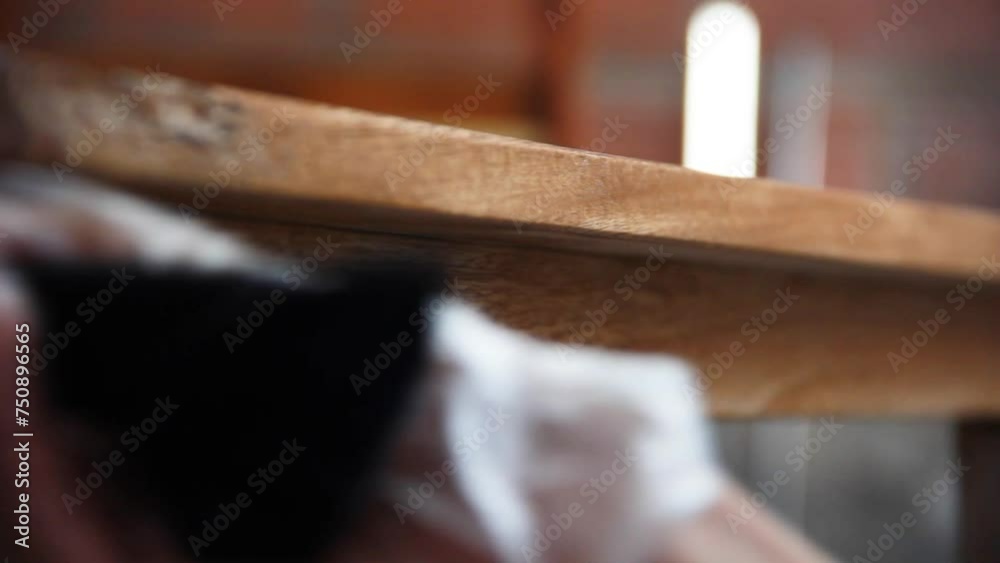 Mujer trabajando en taller de madera