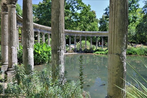 Monceau park   famous and buccolic french urban garden   pond and antique ruins