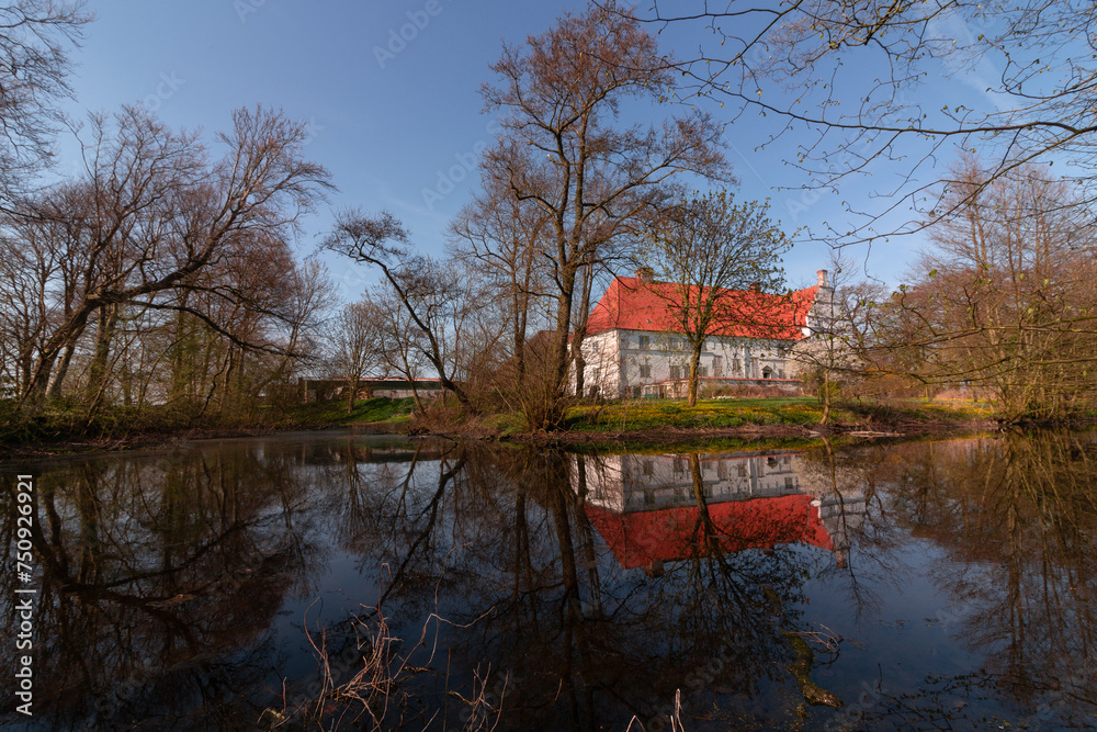 Obraz premium Herrenhaus Hoyerswort im Frühling.