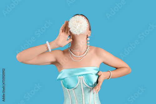 Beautiful young woman in dr...