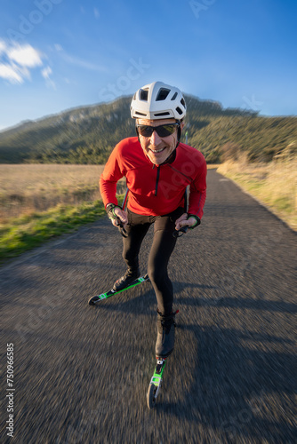 un skieur de face sur des ski-roues en été sur une route © Olivier Tabary