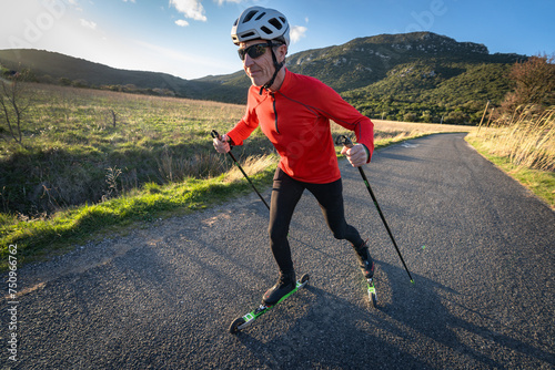 un homme fait du ski-roues sur une route goudronnée © Olivier Tabary