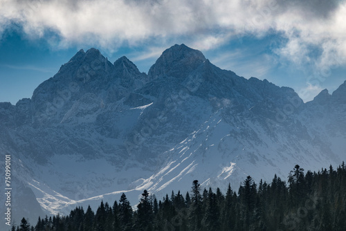 Widok na polskie góry Tatry wysokie oraz szczyty Rysy i Wysoka © Wojciech