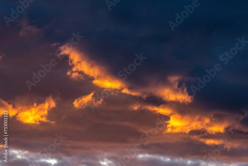 Allassac (Corrèze, Nouvelle aquitaine, France) - Reflets de lumières sur les nuages au coucher de soleil dans un ciel de perturbation