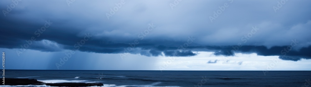 Obraz premium a dark clouds over the ocean