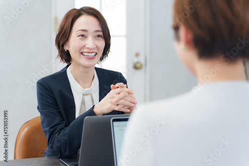 会議するビジネスマンたち photo