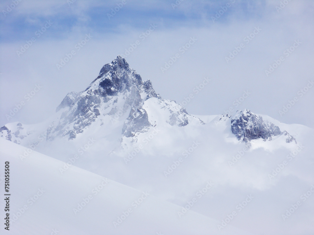 Monte Sierra Velluda en las frías y difíciles alturas de la cordillera de Los Andes