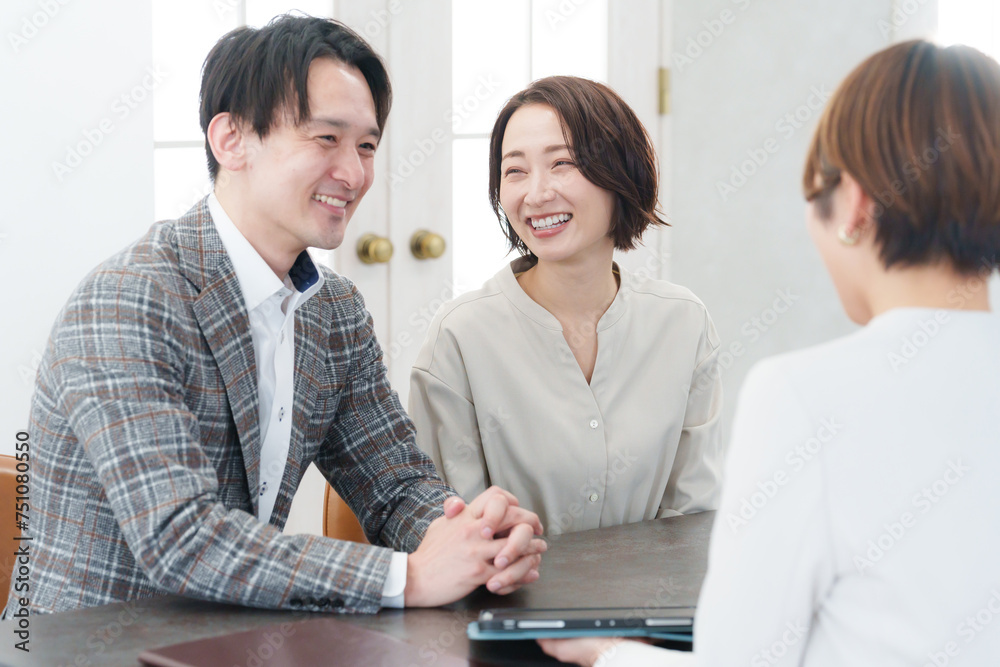 Fototapeta premium ブライダルプランナーと結婚式の打ち合わせをするカップル