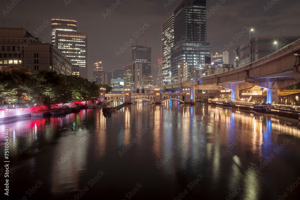 Obraz premium 大阪の夜景・堂島川と周辺の高層ビル群