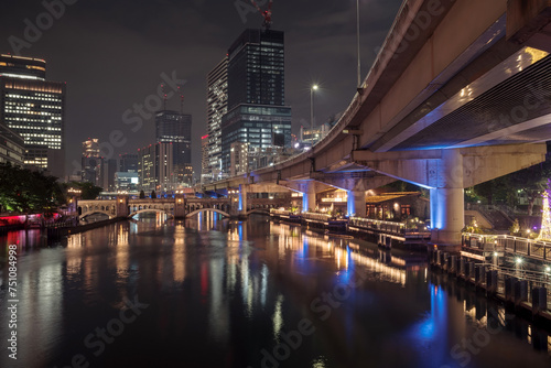 大阪の夜景・堂島川と周辺の高層ビル群