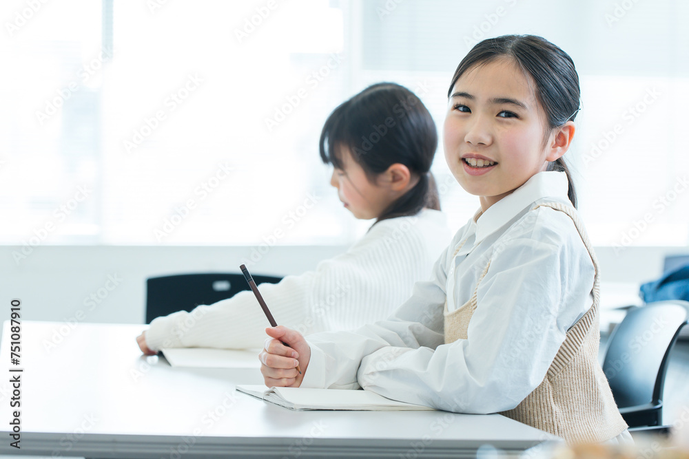 笑顔で勉強する女の子 studying 笑顔で勉強する女の子 studying
