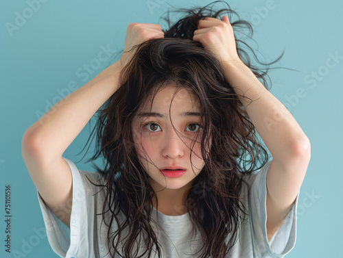 癖毛に悩むアジア人女性のポートレート