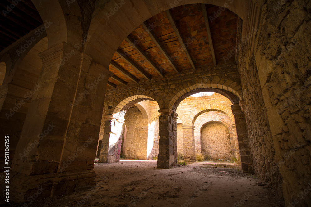 Perspectiva de arcos, columnas y techos en piedra, ladrillo, de arquitectura de Hacienda del Virreynato siglo XVII entre sombras e iluminaciones. Perspectiva de arcos, columnas y techos en piedra, ladrillo, de arquitectura de Hacienda del Virreynato siglo XVII entre sombras e iluminaciones.