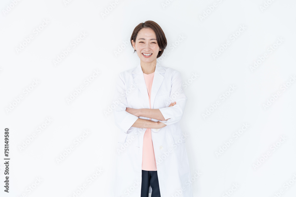 腕組をする白衣を着た女性医師